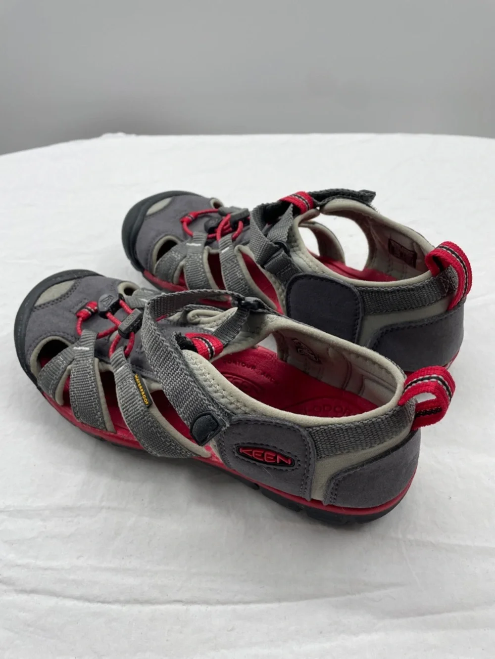 KEEN Seacamp II CNX Waterproof Sandals In Magnet/Racing Red. Girl’s 5.